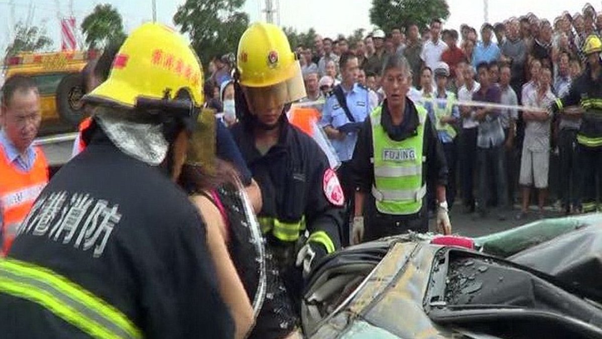 Kvinnan leddes ut av brandkåren.
